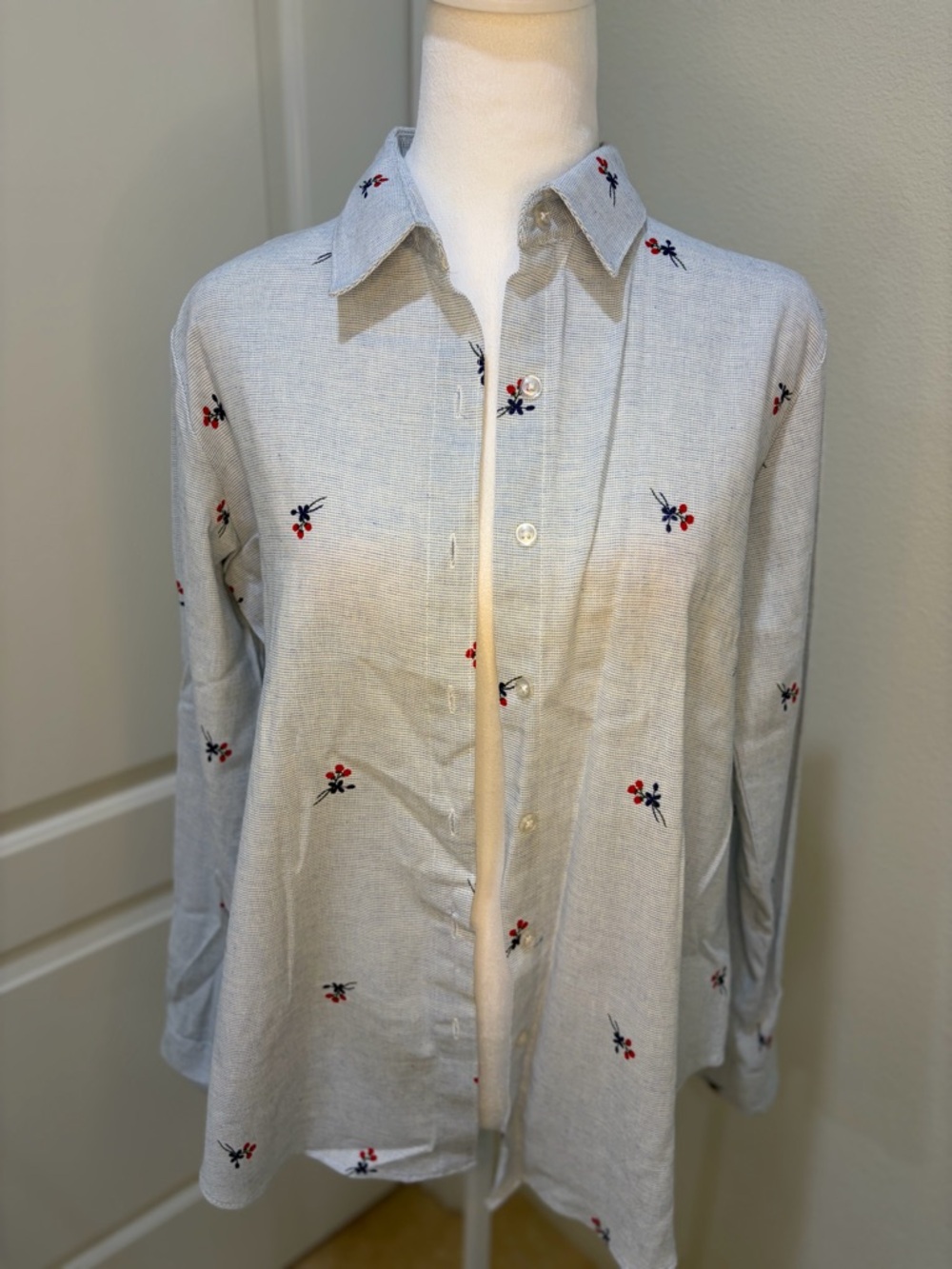 Embroidered Great Quality Light Gray Button-Up Shirt - Floral Detail